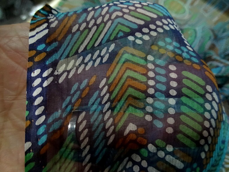 Mousseline de soie motif ethnique bleu vert 1