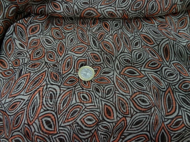Mousseline de soie motif noyaux corail et taupe 1