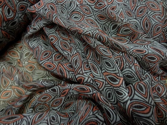 Mousseline de soie motif noyaux corail et taupe 2