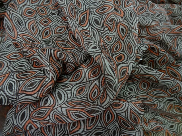 Mousseline de soie motif noyaux corail et taupe 3