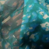 Mousseline de soie semi transparente rayee fleurie bleu celeste 1 