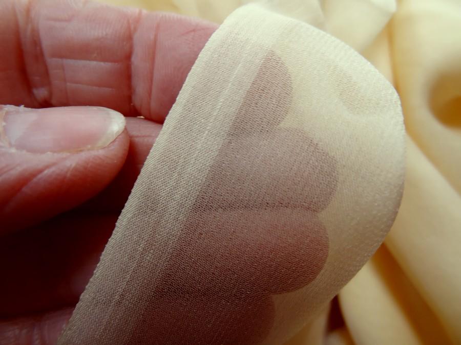 Mousseline de soie teinte sable jaune 1