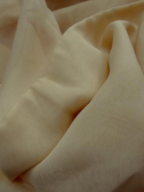 Mousseline de soie teinte sable jaune 2