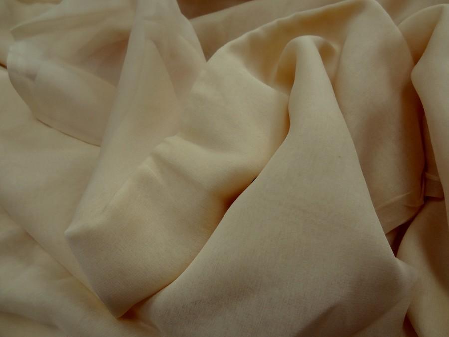Mousseline de soie teinte sable jaune 2