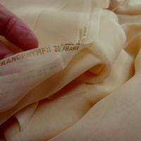 Mousseline de soie teinte sable jaune 3