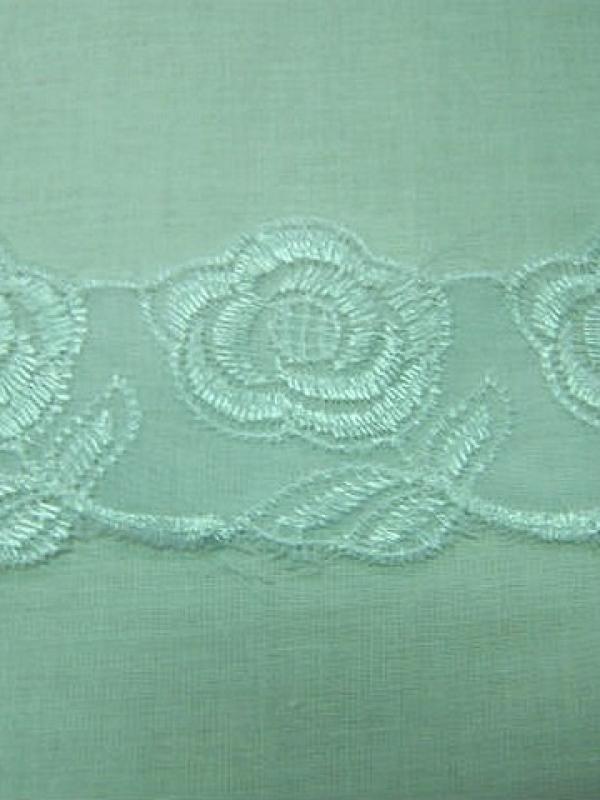 Mousseline dentelle brodee blanche motif bouton de rose 3