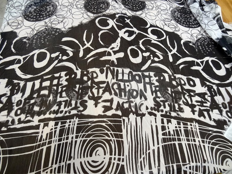 Mousseline froisse graphique noir et blanc 1