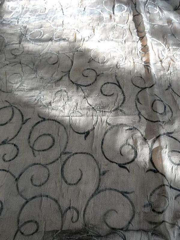 Mousseline froissee gris moyen avec applications de velours 1