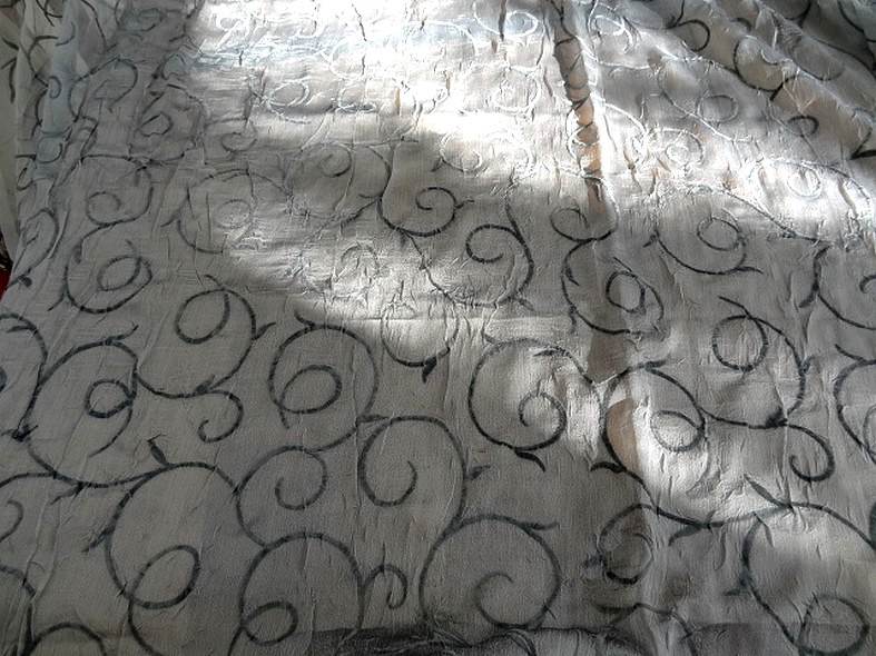 Mousseline froissee gris moyen avec applications de velours 1