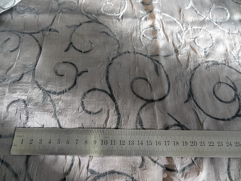 Mousseline froissee gris moyen avec applications de velours 2