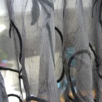 Mousseline froissee gris moyen avec applications de velours 3