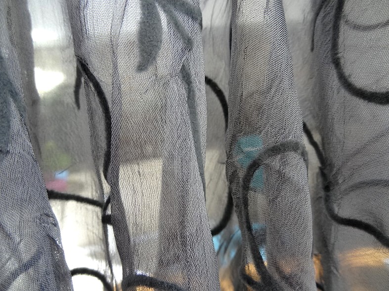 Mousseline froissee gris moyen avec applications de velours 3
