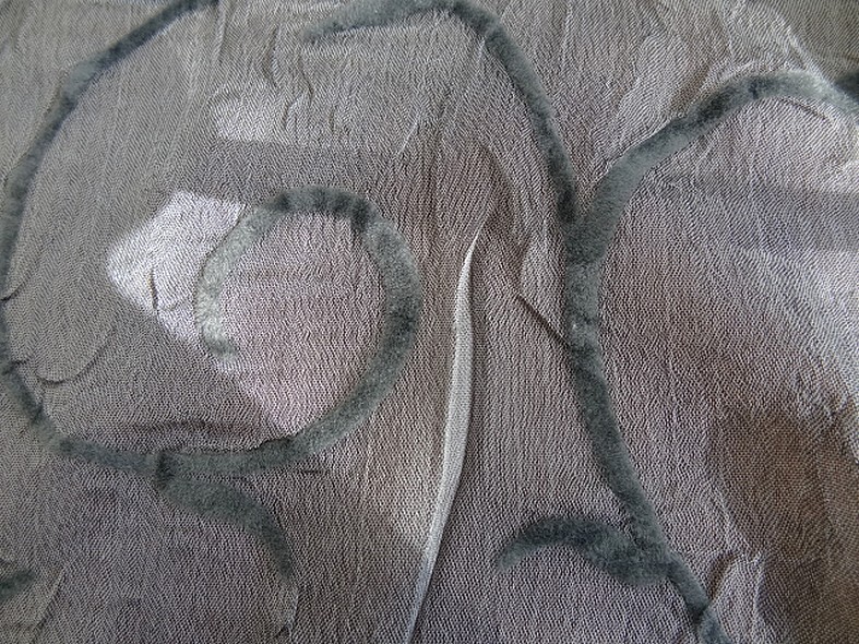 Mousseline froissee gris moyen avec applications de velours 4