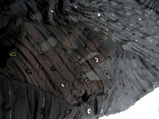 Mousseline froissée noire sequins 1