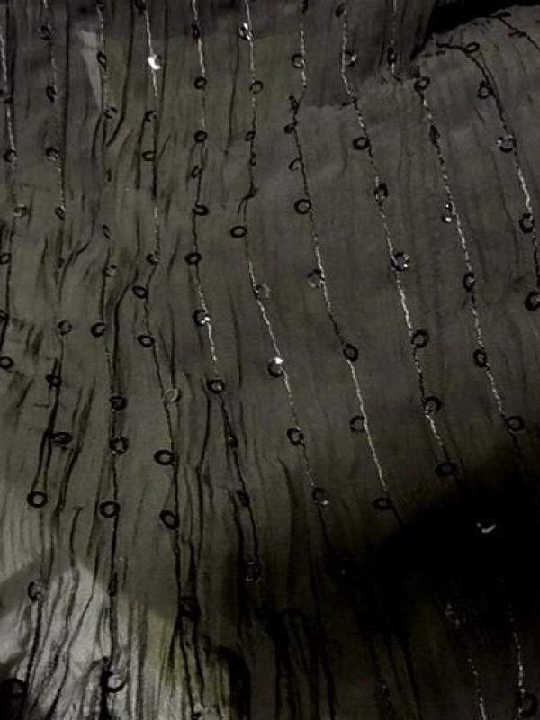 Mousseline froissee teinte noire a sequins 1 copie