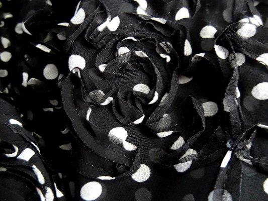 Mousseline noire pois blanc brodés en relief 04