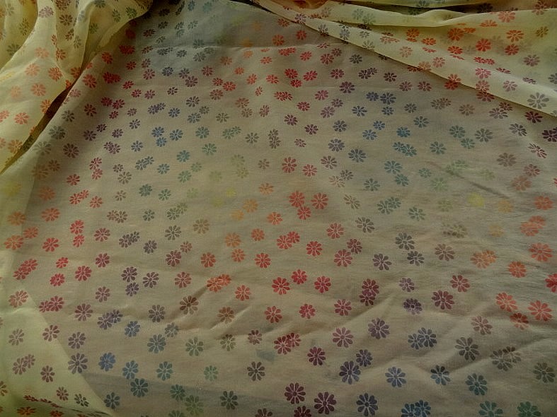Mousseline organza jaune paille nacree fleurie 1