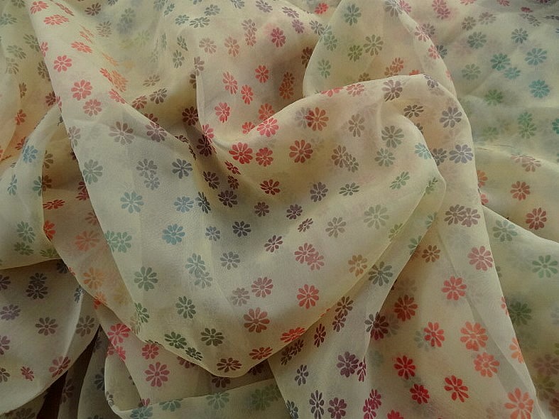 Mousseline organza jaune paille nacree fleurie 4