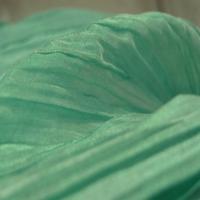 Mousseline ou voile plissee vert jade nacre 1 