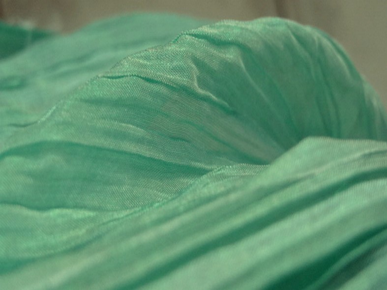 Mousseline ou voile plissee vert jade nacre 1