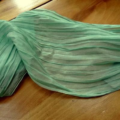 Mousseline ou voile plissee vert jade nacre 3 