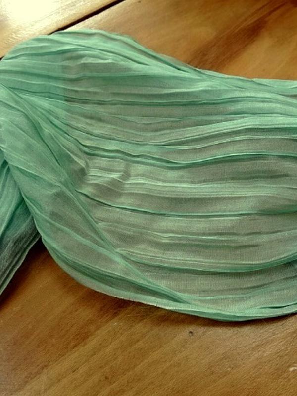 Mousseline ou voile plissee vert jade nacre 3 