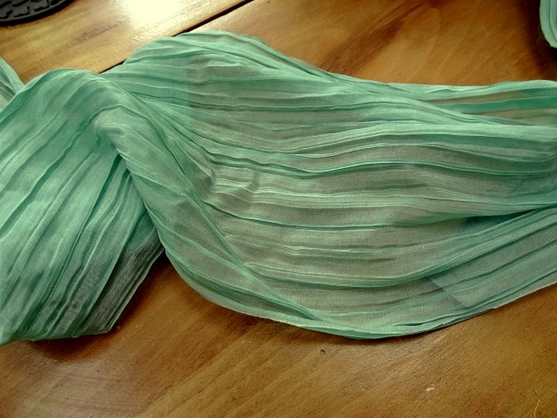 Mousseline ou voile plissee vert jade nacre 3