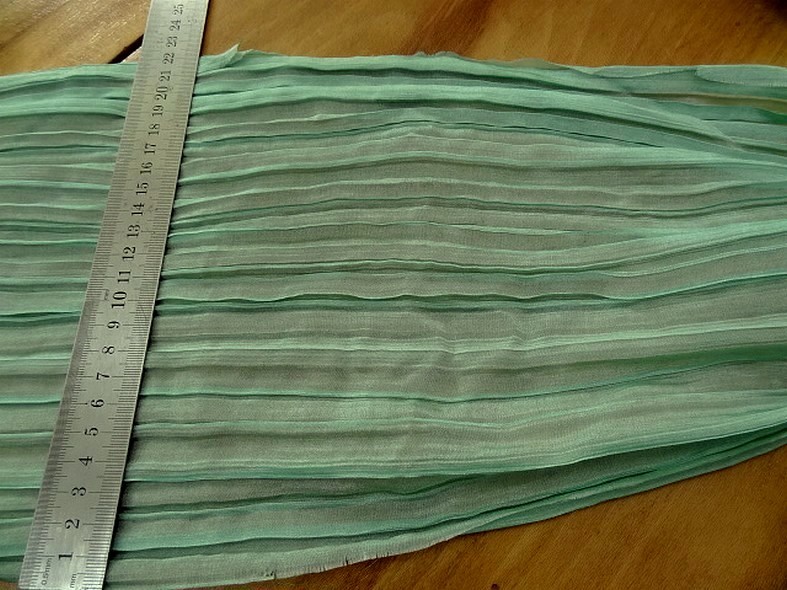 Mousseline ou voile plissee vert jade nacre 4