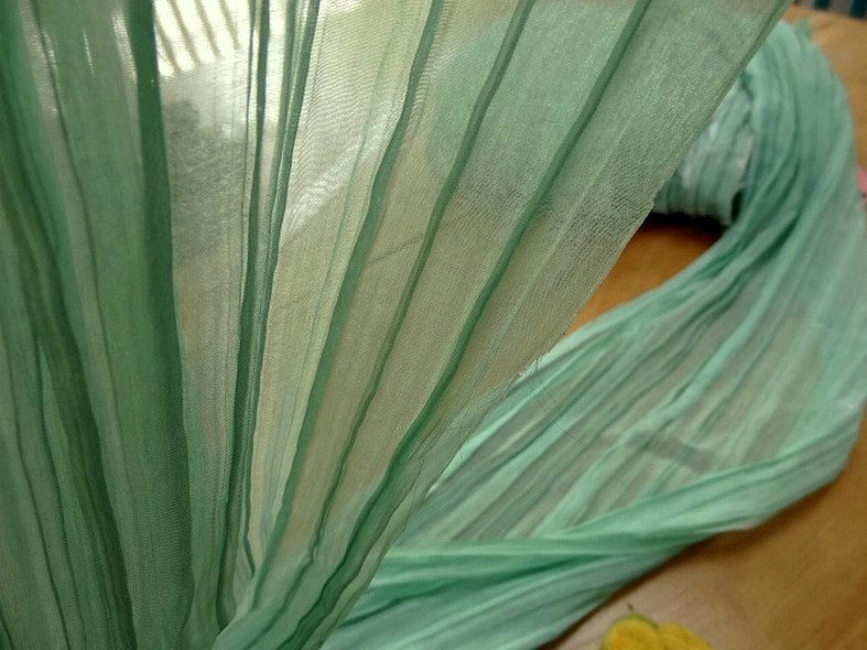 Mousseline ou voile plissee vert jade nacre 5