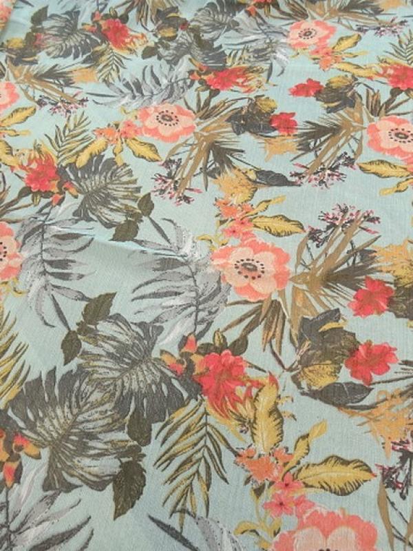 Mousseline polyester creponnee fond bleu givre fleurie 2