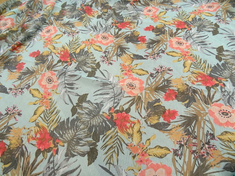 Mousseline polyester creponnee fond bleu givre fleurie 2