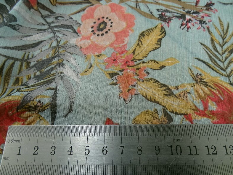 Mousseline polyester creponnee fond bleu givre fleurie 4