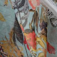 Mousseline polyester creponnee fond bleu givre fleurie 5 