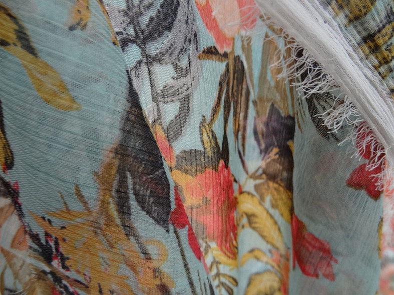 Mousseline polyester creponnee fond bleu givre fleurie 5