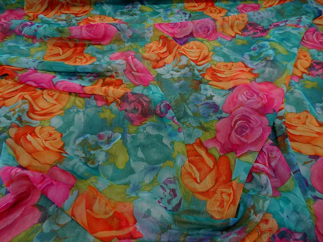 Mousseline polyester motif fleurs acidulees 1