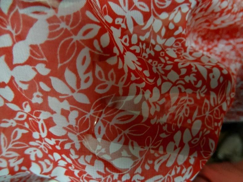 Mousseline rouge et blanc motif semi de fleurs 4 