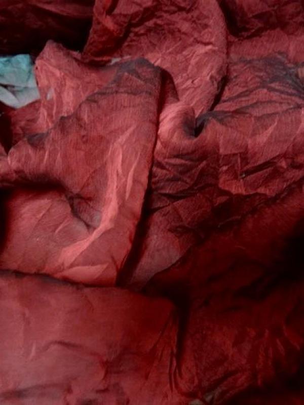 Mousseline rouge profond froisse permanent 1 