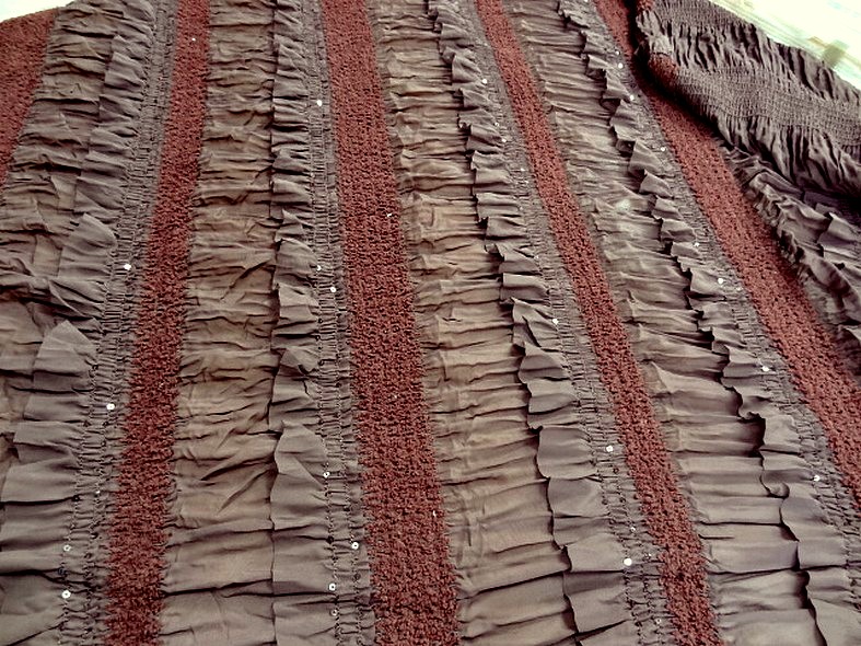 Mousseline smockee chocolat avec volants a sequins