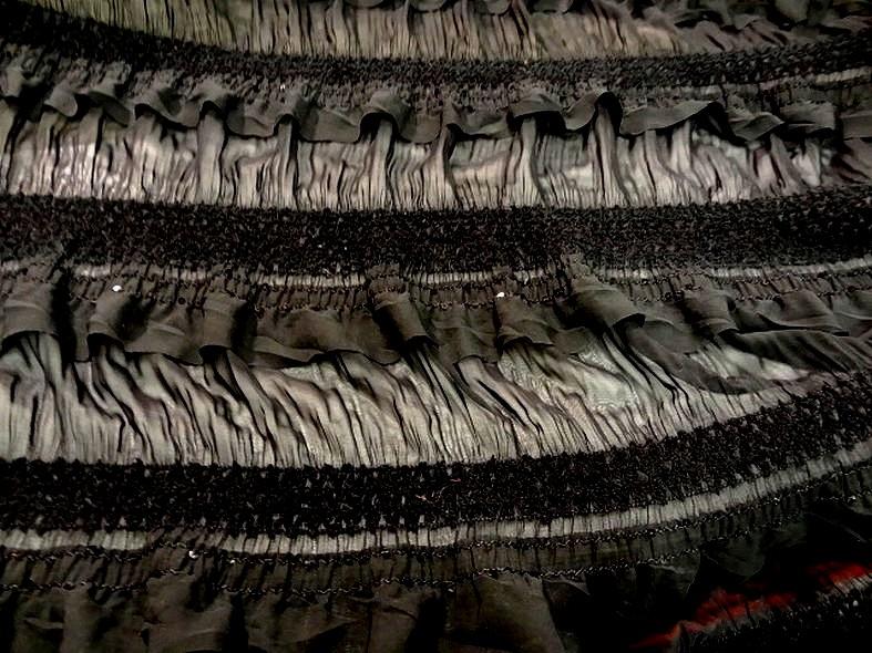 Mousseline smockee noire a volants et sequins 1 1