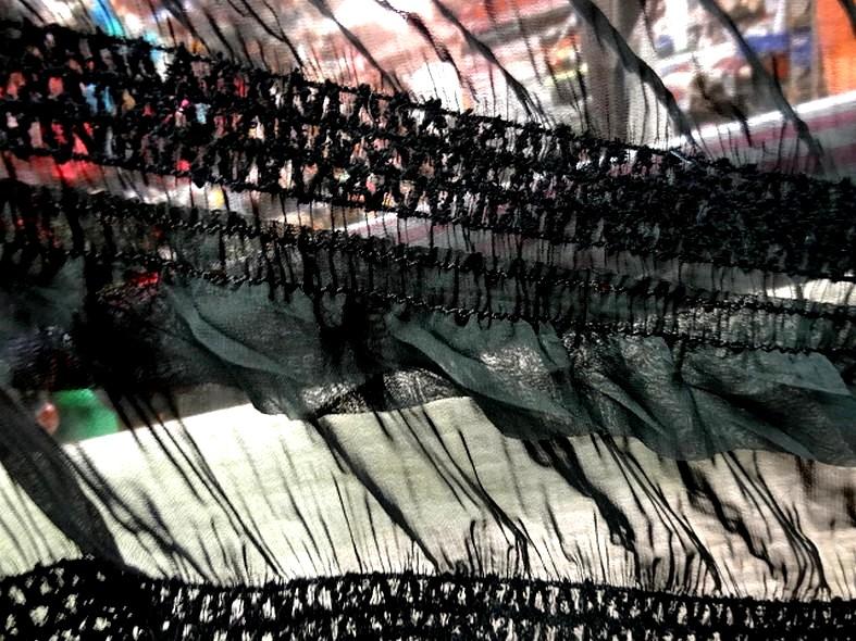 Mousseline smockee noire a volants et sequins 3 1