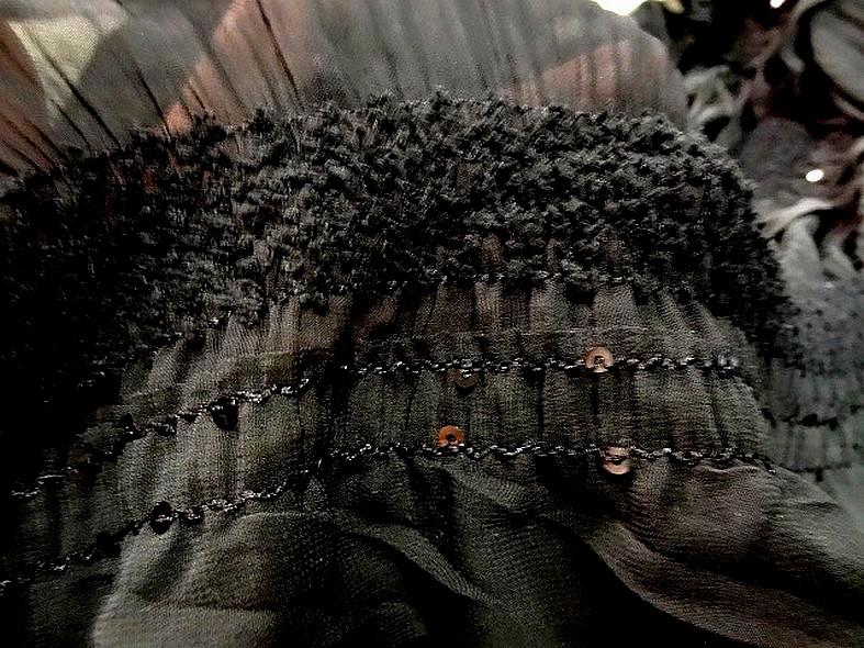 Mousseline smockee noire a volants et sequins 4 1