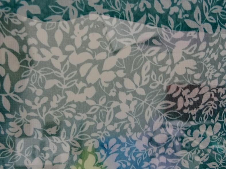 Mousseline vert bleute et blanc motif semi de fleurs 1 