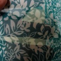 Mousseline vert bleute et blanc motif semi de fleurs 5