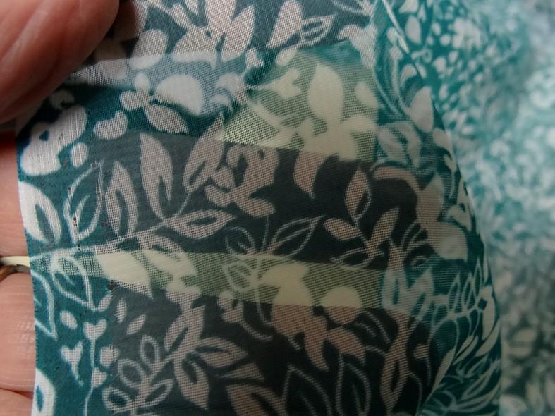 Mousseline vert bleute et blanc motif semi de fleurs 5
