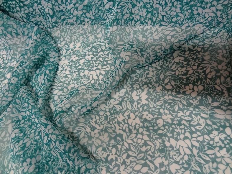 Mousseline vert bleute et blanc motif semi de fleurs 7