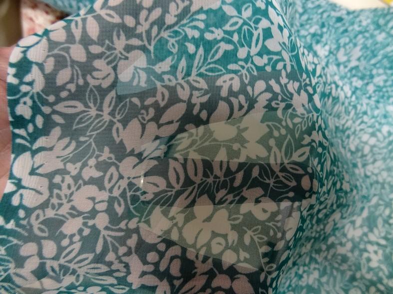 Mousseline vert bleute et blanc motif semi de fleurs 8
