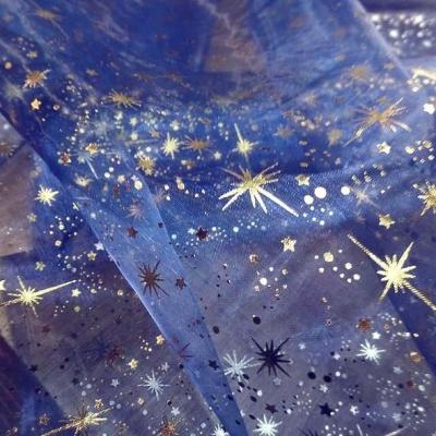 Organza bleu nuit etoiles scintillantes or et gris metal 1 