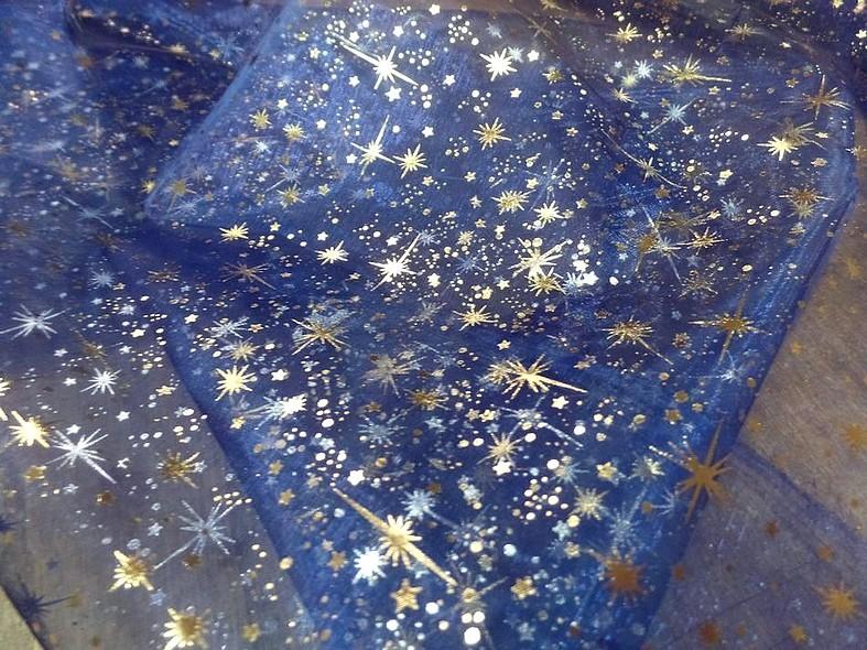 Organza bleu nuit étoiles scintillantes or et gris métal