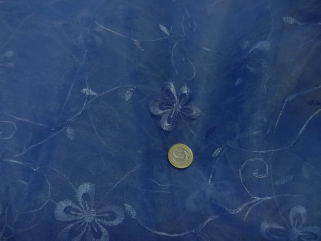 Organza bleu sur brode ton sur ton 2