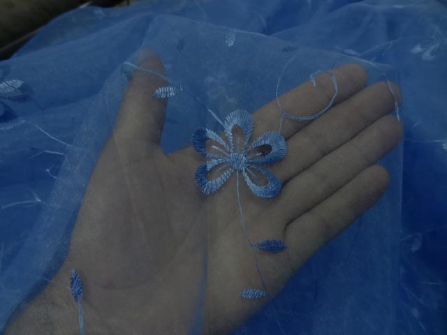Organza bleu sur brode ton sur ton 3